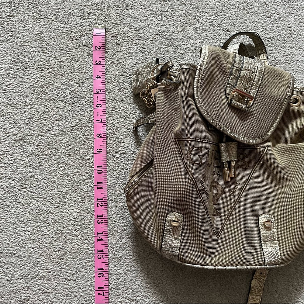 Guess Bucket Handbag Gold Metallic Backpack Keychain Accessories - Picture 3 of 7